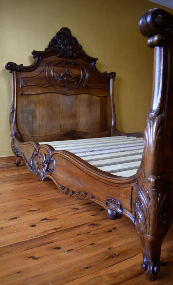 Antique Louise XV French Detailed Carved Double Size Bed - Image 2