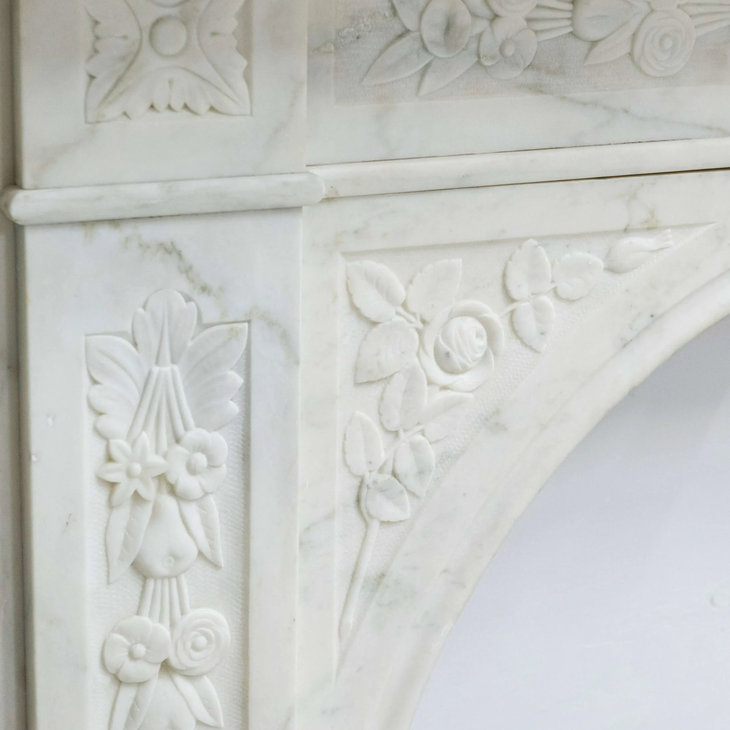 Antique Victorian Statuary Marble Chimneypiece with Floral Carving, c. 1837–1901 - Image 3