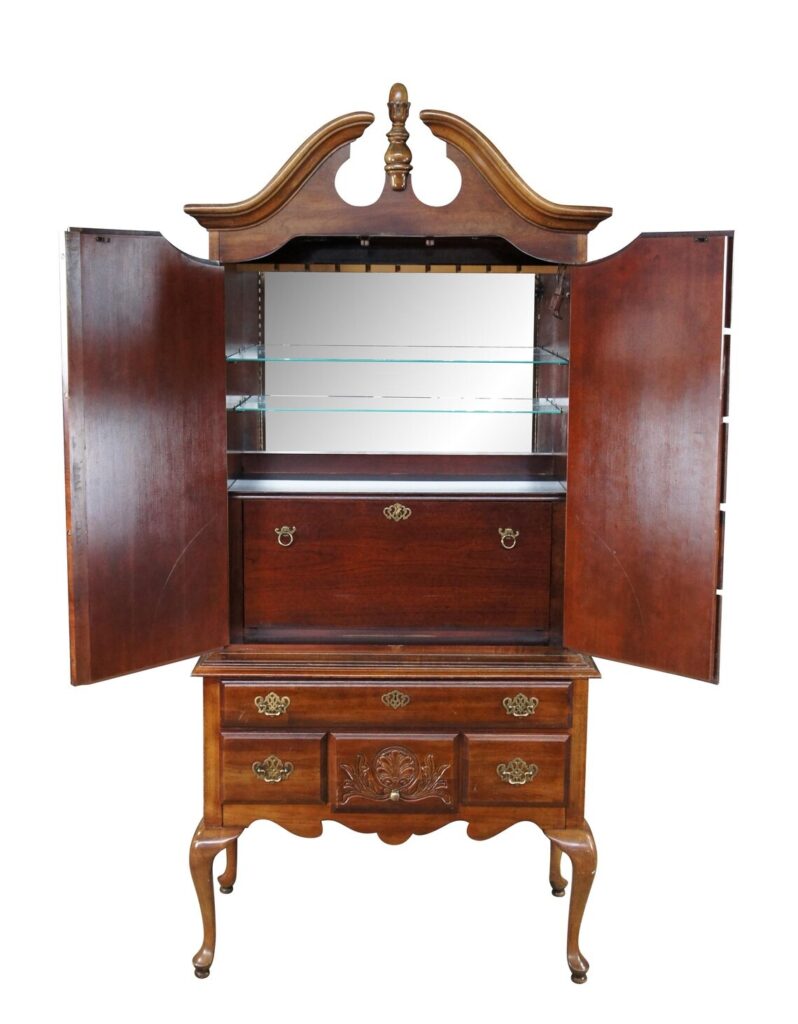 Antique cabinet for sale near Parys